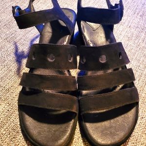 Women Suede Ono sandals.  Size 10.